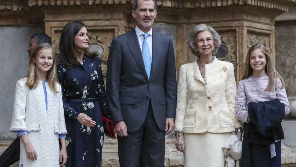 Los Reyes junto a sus hijas, Leonor y Sofía, y la reina emérita Sofía en Mallorca.