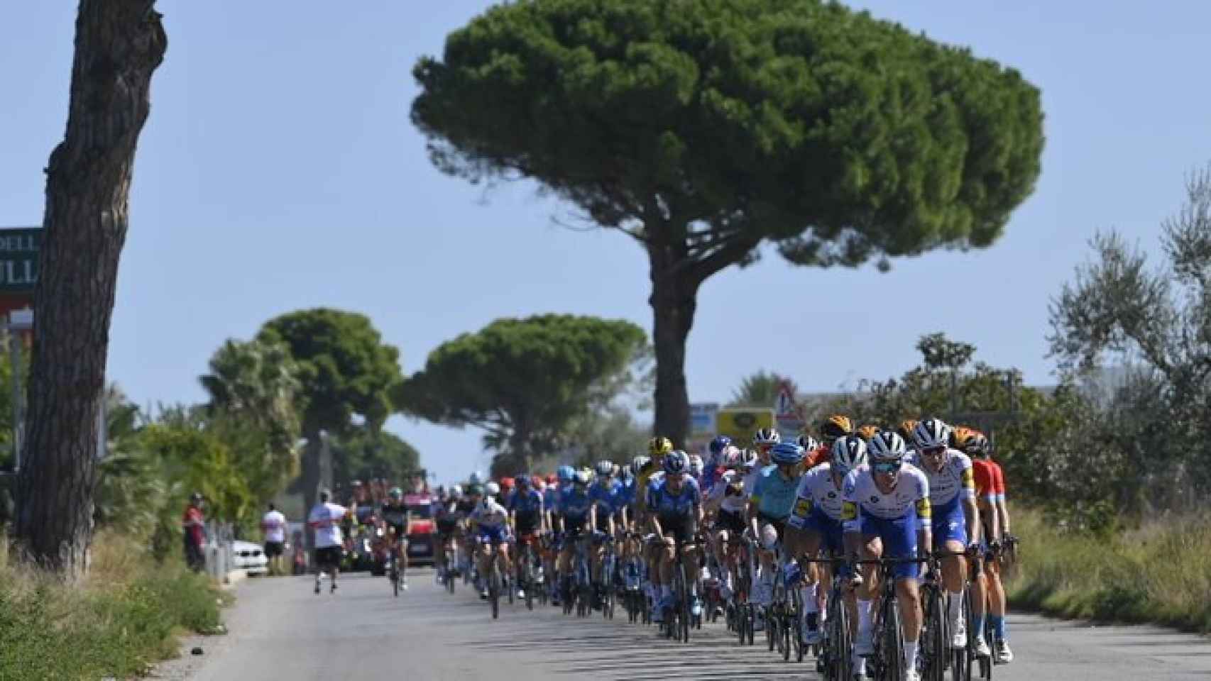 El pelotón del Giro de Italia en la octava etapa