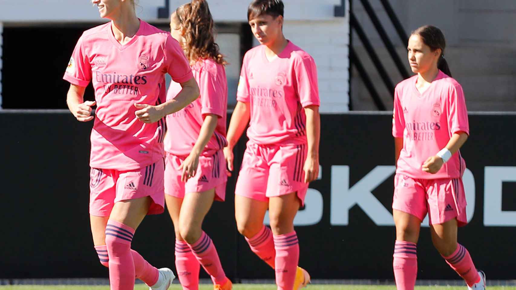 Las jugadoras del Real Madrid Femenino celebran el gol de Kosovare Asllani al Valencia