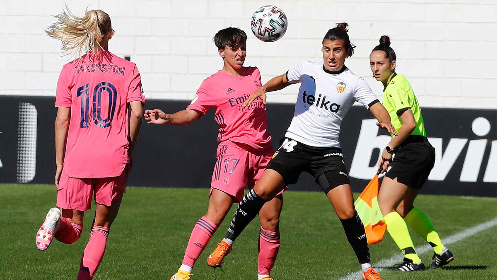 Sofia Jakobsson y Marta Corredera pelean un balón frente a una jugadora del Valencia Femenino
