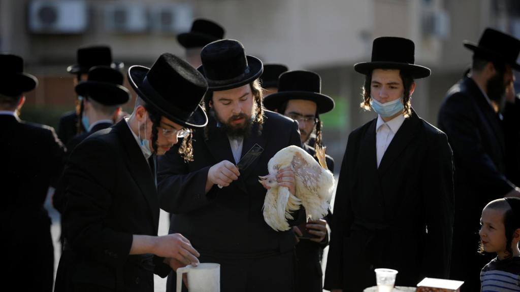 Un grupo de ultraortodoxos en medio de un ritual.