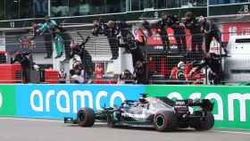 Lewis Hamilton entra en meta en el Gran Premio de Eifel de Fórmula 1