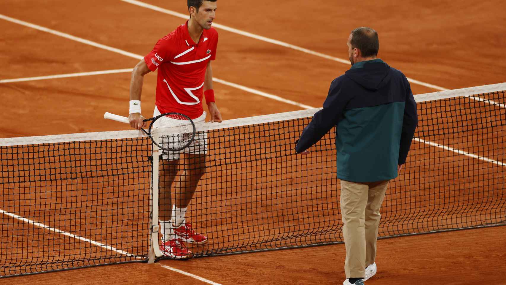 Novak Djokovic se queja al árbitro, en la final de Roland Garros 2020