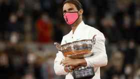 Rafa Nadal, en la final de Roland Garros 2020, con la Copa de los Mosqueteros