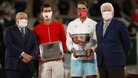 Rafa Nadal y Novak Djokovic, tras la final de Roland Garros 2020