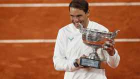 Rafa Nadal, tras la final de Roland Garros 2020, mordiendo la Copa de los Mosqueteros