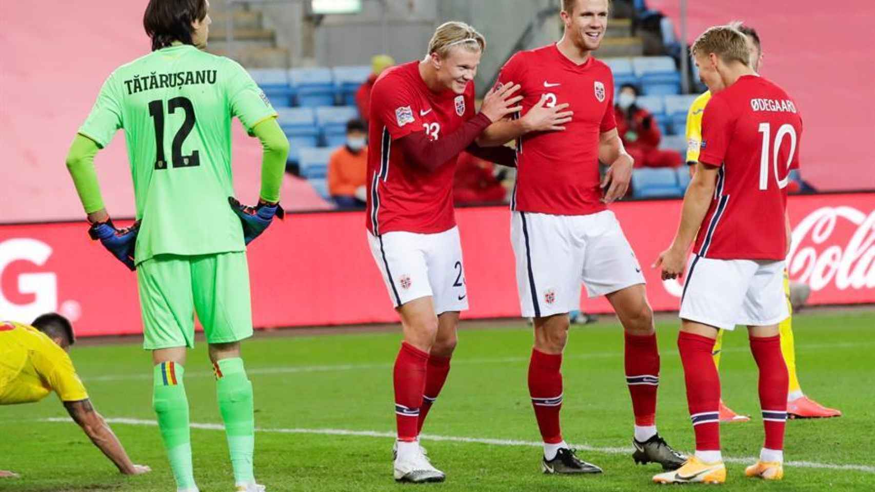 Erling Haaland celebra con Martin Odegaard su gol con la selección de Noruega