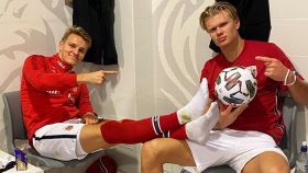 Martin Odegaard y Erling Haaland celebran la victoria de la selección de Noruega