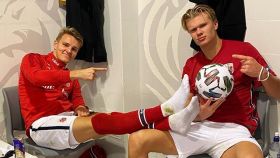 Martin Odegaard y Erling Haaland celebran la victoria de la selección de Noruega