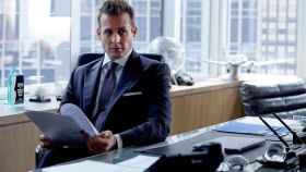El actor Gabriel Macht, interpretando a Harvey Specter en 'Suits'
