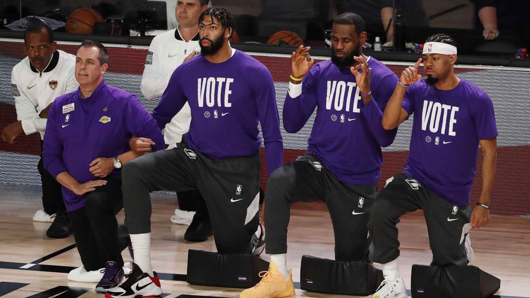 Los jugadores de Los Ángeles Lakers, arrodillados en la previa de la final de la NBA