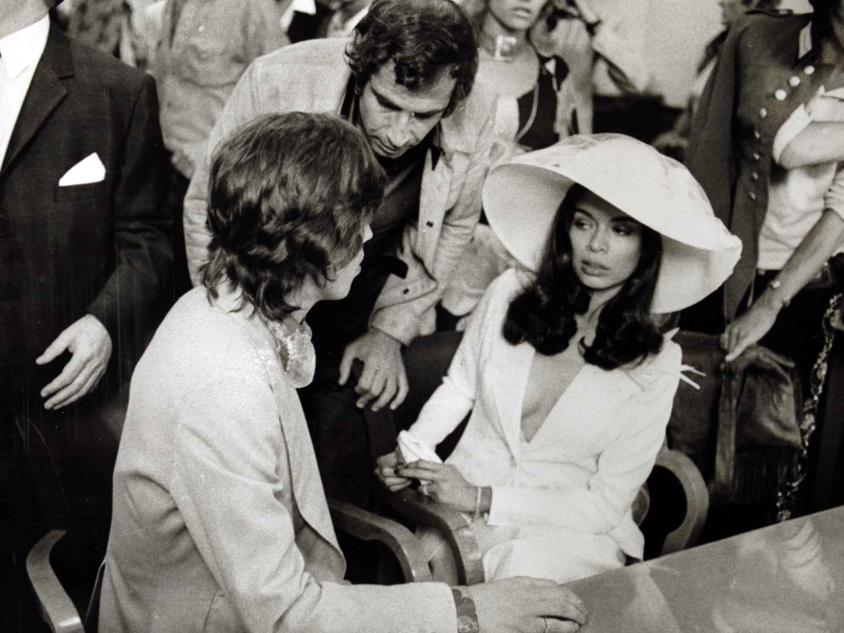 Esmoquin blanco de Bianca Jagger, de Yves Saint Laurent, con el que se casó con Mick Jagger.
