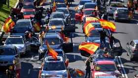 Multitud de coches, con banderas de España, han circulado por Madrid en contra del estado de alarma.