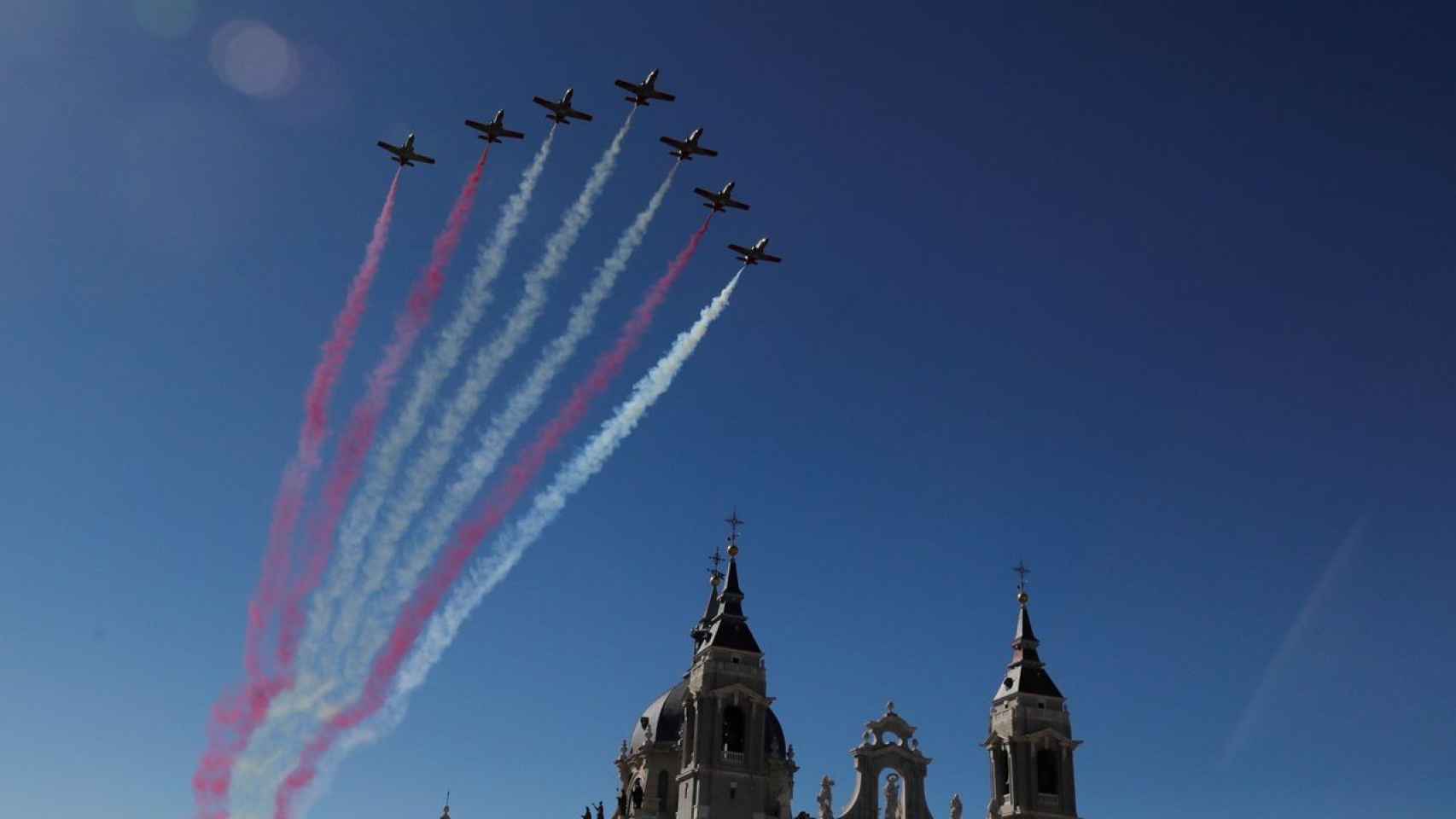 El error de la Patrulla Águila al dibujar la enseña nacional en el cielo de Madrid.