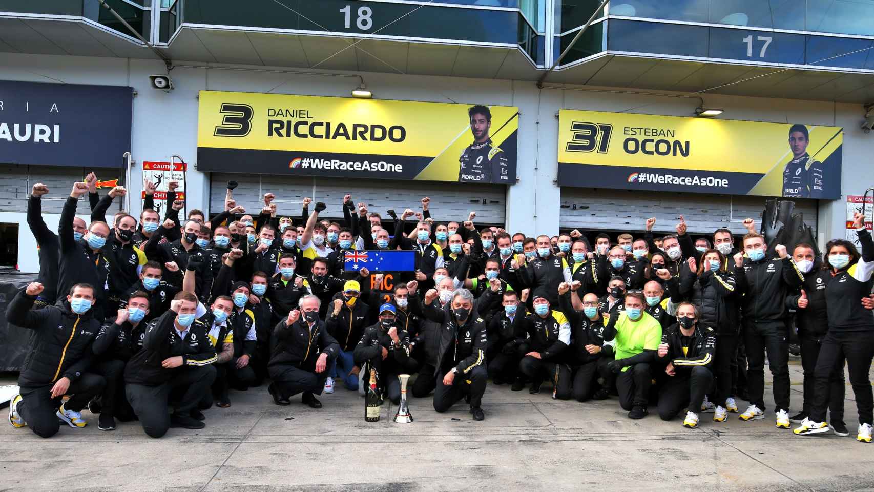 El equipo Renault F1 celebra el podio de Ricciardo