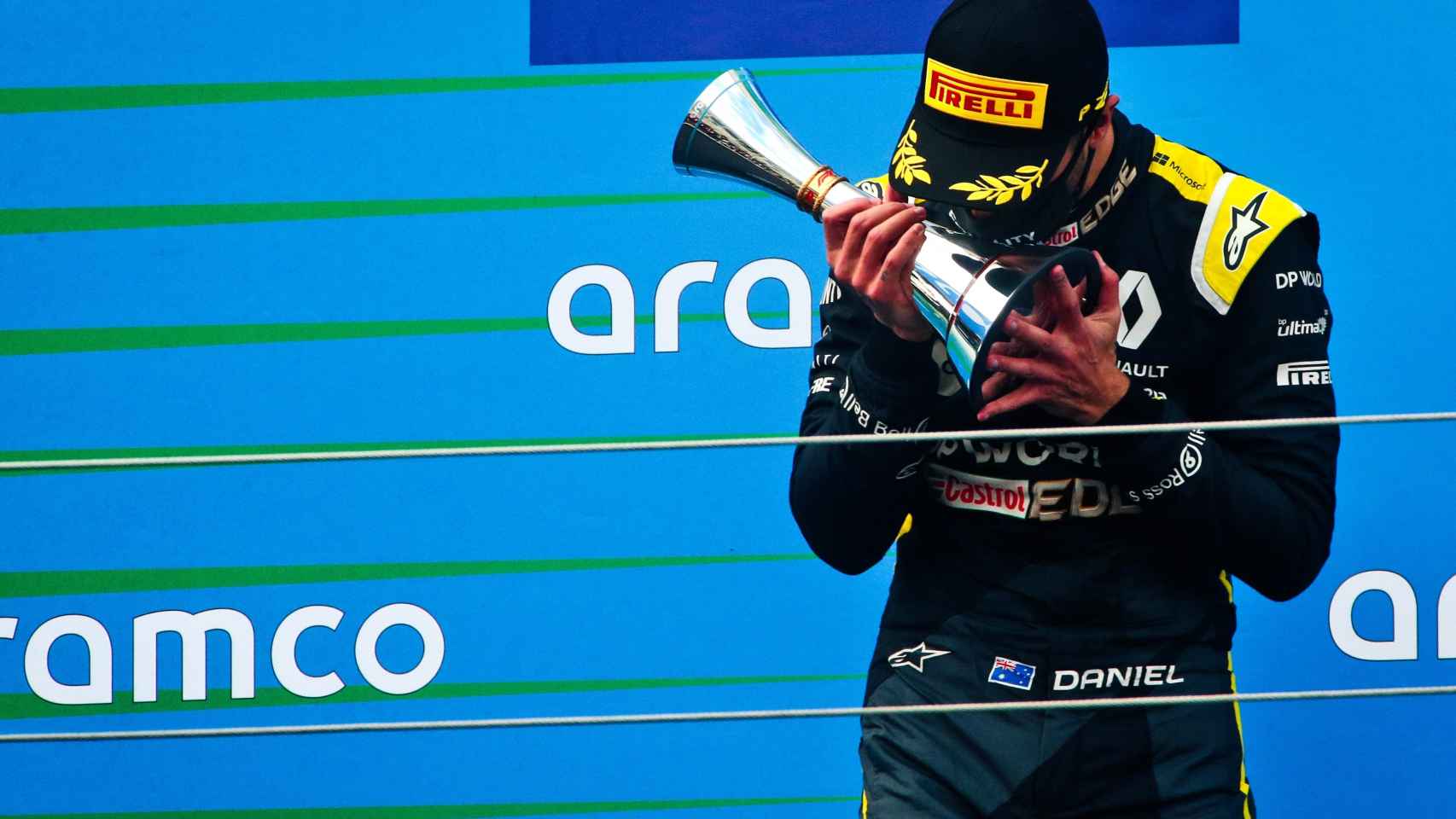 Ricciardo besa su trofeo