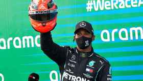 Lewis Hamilton posa con el casco de Michael Schumacher