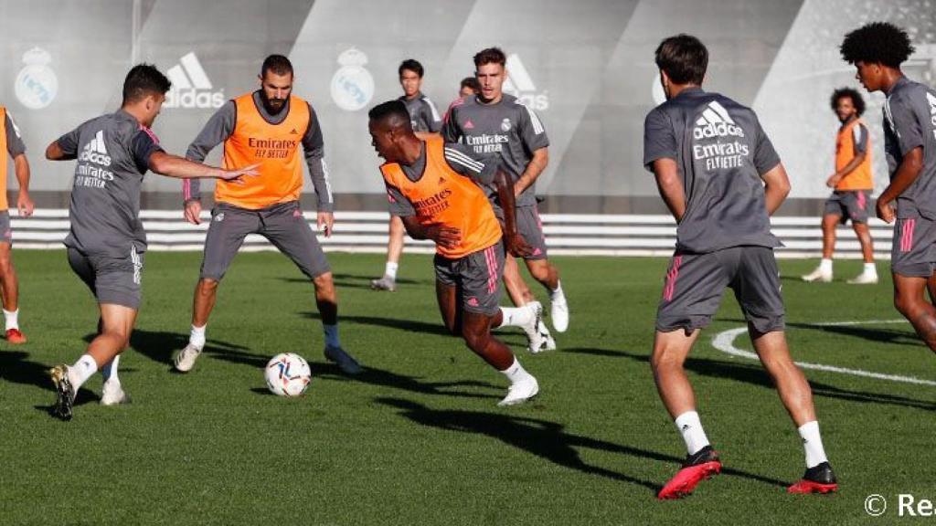 Vinicius y Benzema, en el rondo durante un entrenamiento del Real Madrid