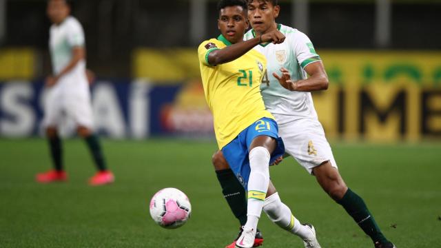 Rodrygo ejecuta un pase en el Brasil - Bolivia