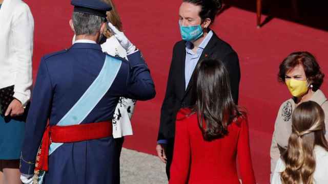 Pablo Iglesias saluda a Felipe VI en la ceremonia en el Palacio Real.