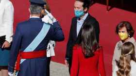 Pablo Iglesias saluda a Felipe VI en la ceremonia en el Palacio Real.