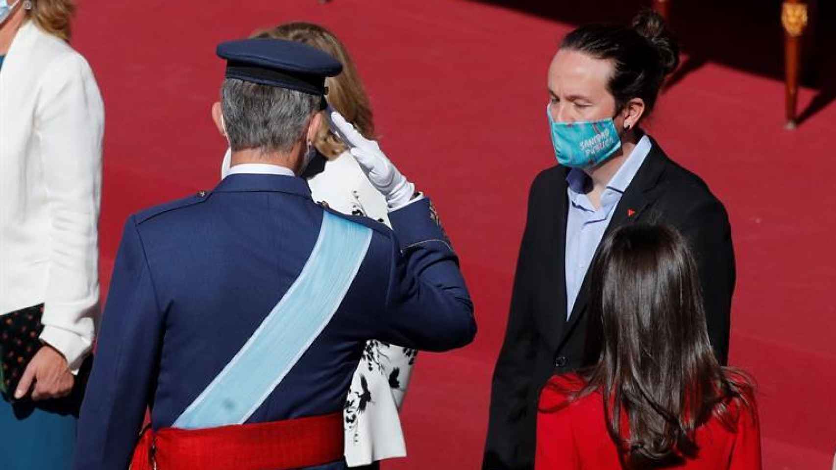 Felipe VI saluda a Pablo Iglesias en la ceremonia del 12-O, en el Palacio Real.