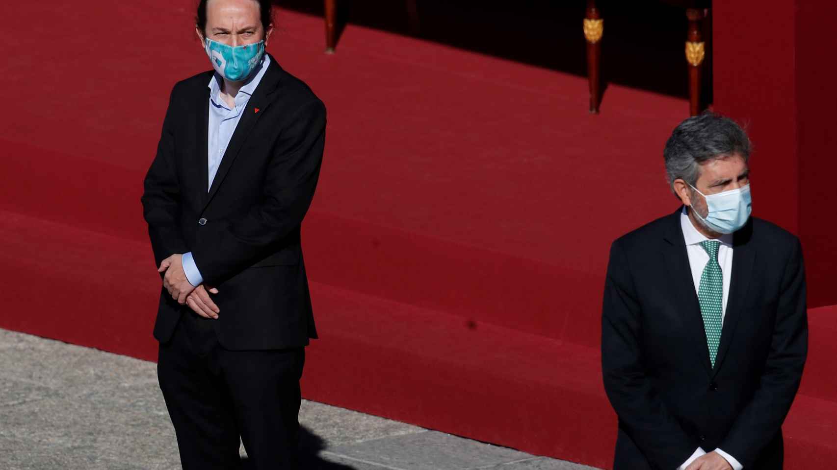 Pablo Iglesias observa a Carlos Lesmes (presidente del CGPJ), en los actos del 12-O.