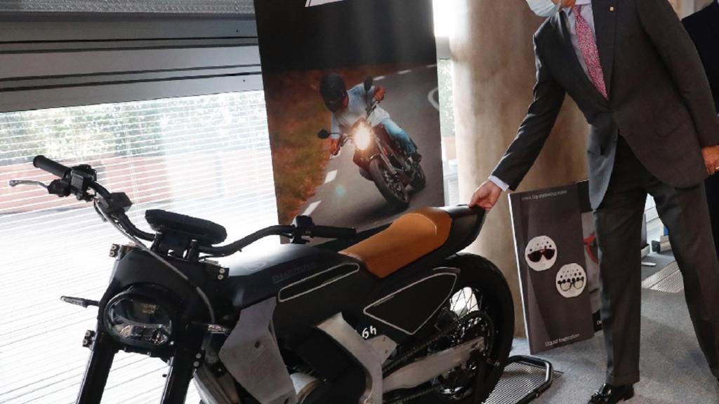 El Rey Felipe se acerca para tocar las piezas en 3D realizadas en la moto Pursang.