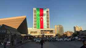 Vista de los edificios con banderas azerbaiyanas en apoyo a los soldados que luchan en el enclave separatista de Nagorno Karabaj