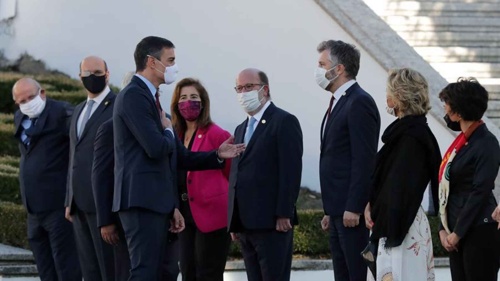 Pedro Sánchez saluda a los ministros portugueses durante la Cumbre Ibérica.