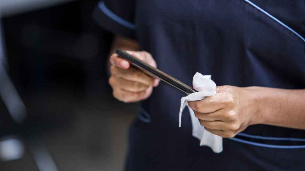 Limpiar el móvil es importante, pero no debería ser una obsesión