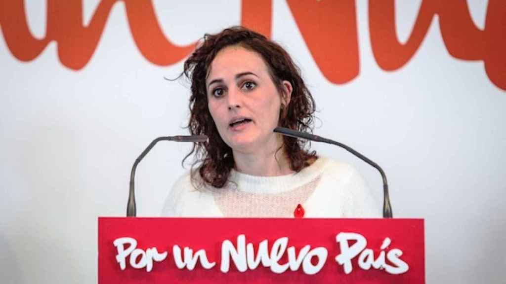 Clara Alonso, dando un discurso en una sede de Izquierda Unida.