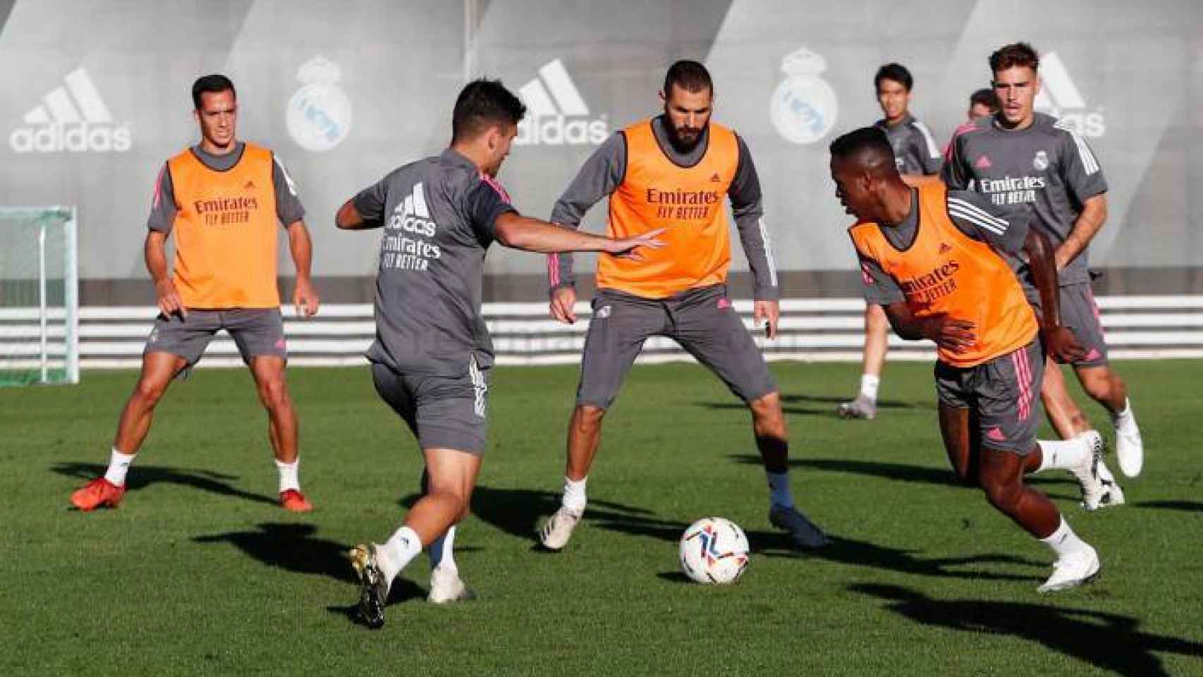 Pipi (al fondo a la derecha) entrenando con el Real Madrid