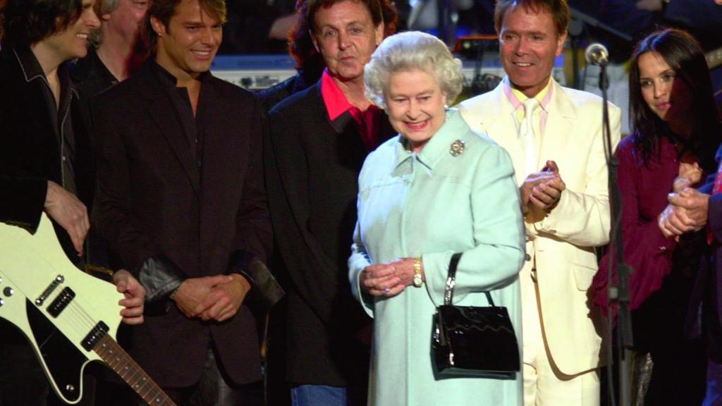 El cantante junto a la reina Isabel II.