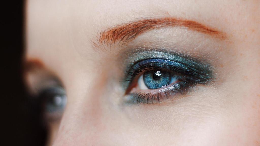 Esta temporada se llevan las sombras de ojos de colores llamativos y satinados.