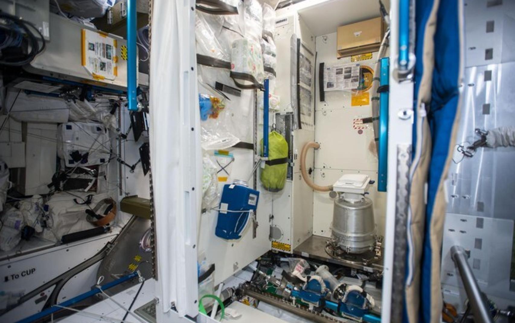 El baño actual americano en la Estación Espacial Internacional.