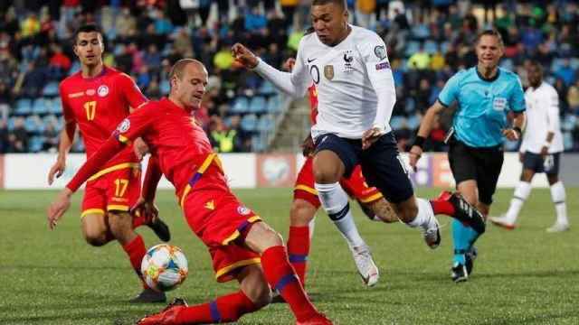 Ildefons Lima y Kylian Mbappé, en un partido oficial entre Andorra y Francia