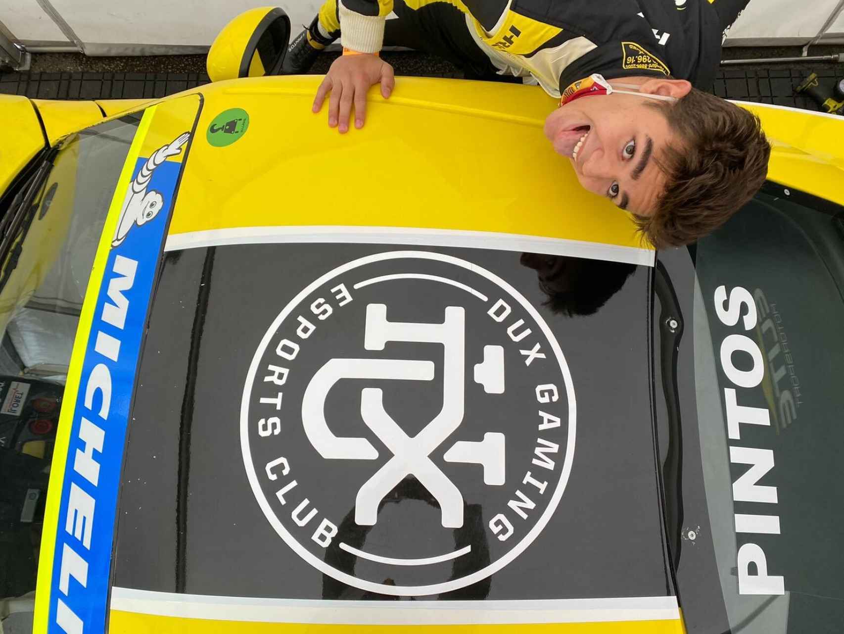 Tommy Pintos, con el logo de DUX en su coche de competición