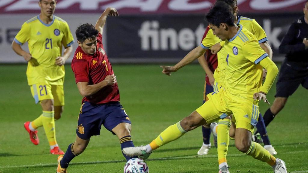 Brahim Díaz luchando un balón ante Kazajistán