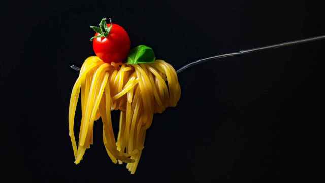 Un tenedor cargado de espaguetis.