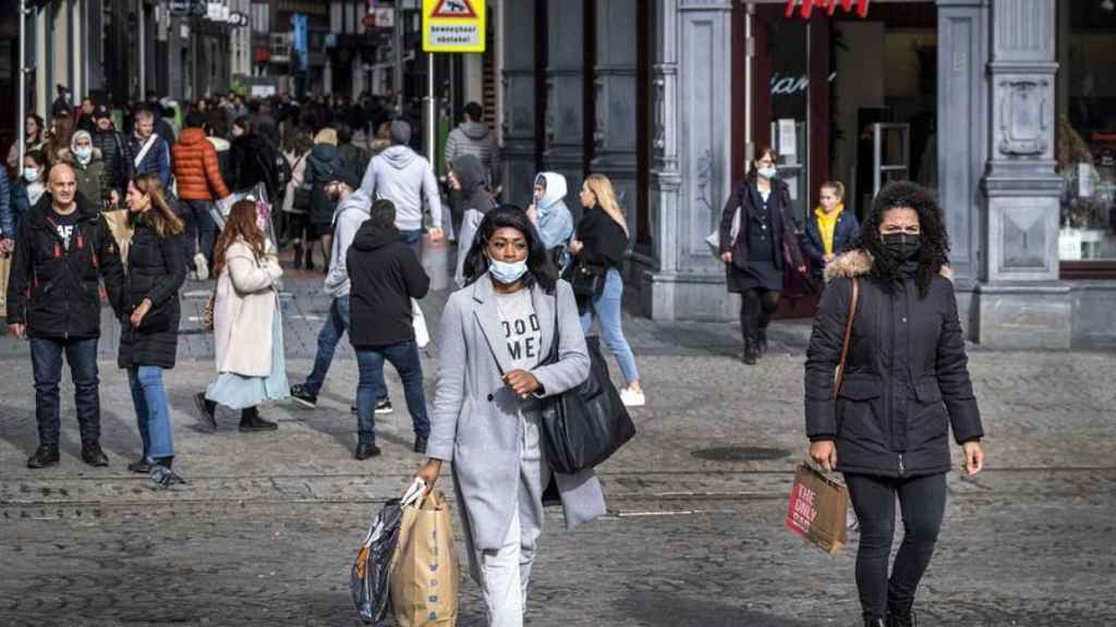 Varias personas caminaban por una calle del centro de Amsterdam el pasado domingo.