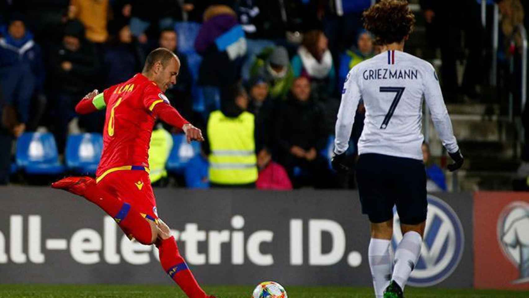 Ildefons Lima despejando un balón bajo la mirada de Antoine Griezmann en un partido entre Andorra y Francia