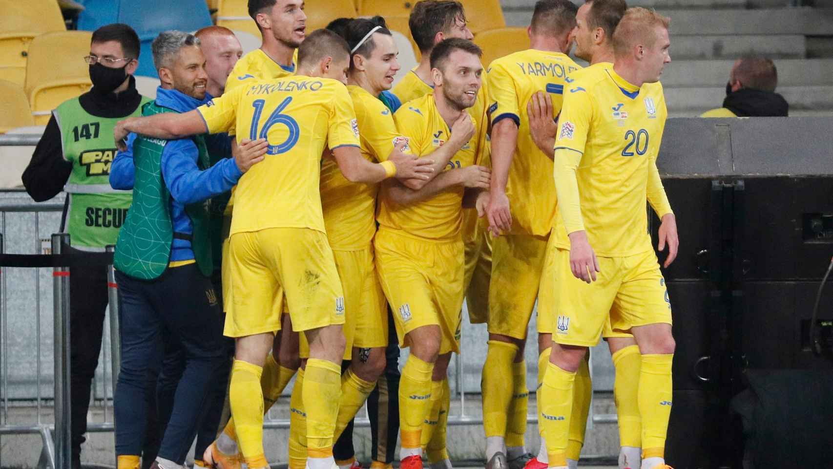 La selección de Ucrania celebra el gol de Tsygankov ante España