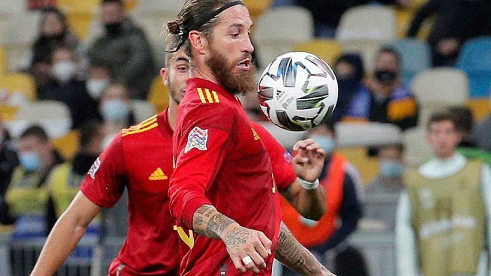 Sergio Ramos controla un balón, durante un partido de la selección española