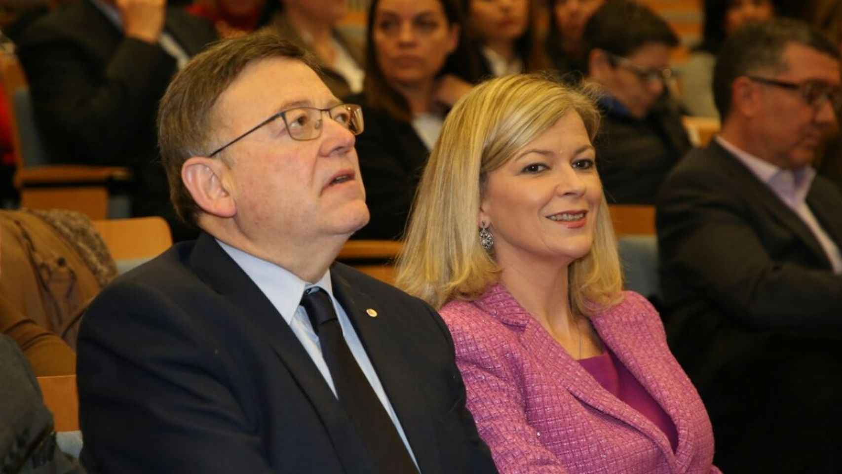 Ximo Puig, presidente de la Generalitat Valenciana, junto a su pareja Gabriela Bravo, consellera de Justicia.