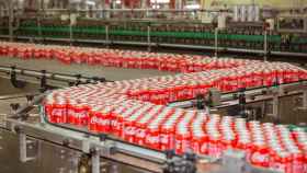 Interior de una planta de Coca-Cola
