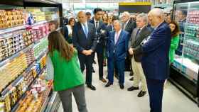 Juan Roig (a la derecha) en una visita a uno de los supermercados de Mercadona.