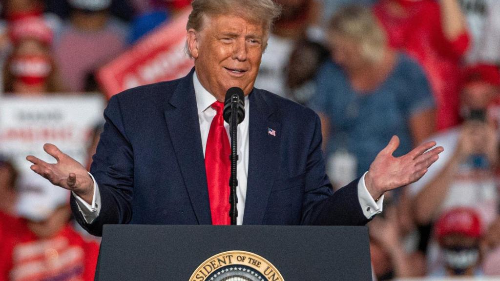 El presidente de los Estados Unidos, Donald Trump, habla frente a cientos de sus partidarios durante su mitin de campaña.