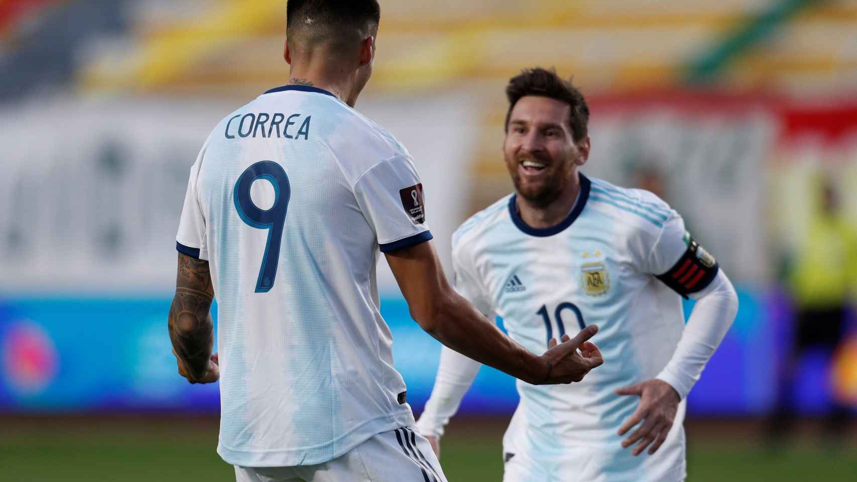 Messi y Correa celebran un gol con Argentina