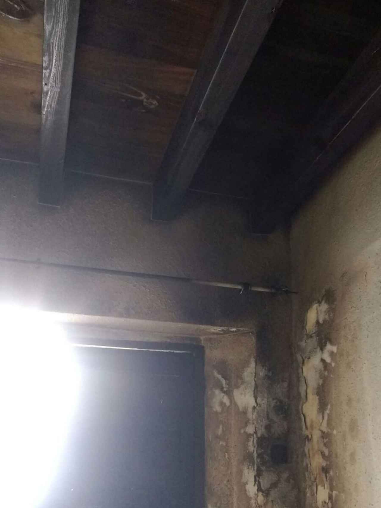 Interior de la vivienda quemada por Manuel González.
